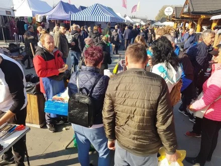 Tradycja organizowania jarmarków w Nowym Targu przetrwała do czasów współczesnych, jednak w ciągu wieków zmianie ulegały ich forma, miejsce i czas trwania. Turyści, spędzający wakacje na Podhalu, często odwiedzali targowisko. Niestety, wprowadzona w powiecie nowotarskim „czerwona strefa” zrobiła swoje. 