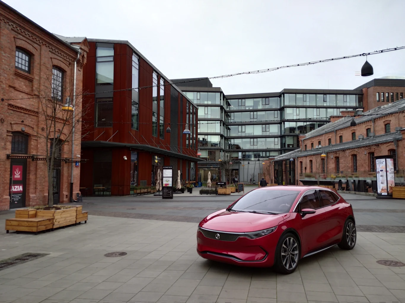 W ten sposób dochodzimy do problemu Izery. Jest projekt nadwozia, jest projekt wnętrza, ale nie ma płyty podłogowej, ani układu napędowego. Firma nadal nie wybrała ostatecznego rozwiązania, co jest kluczowe, także dla ostatecznego wyglądu pierwszej Izery. Bez tego nie sposób także budować fabryki i przygotowywać linii produkcyjnej. Mimo tego przedstawiciele firmy zapewniają, że wszystko jest na dobrej drodze i w 2023 roku na drogi wyjadą pierwsze seryjne egzemplarze Izery