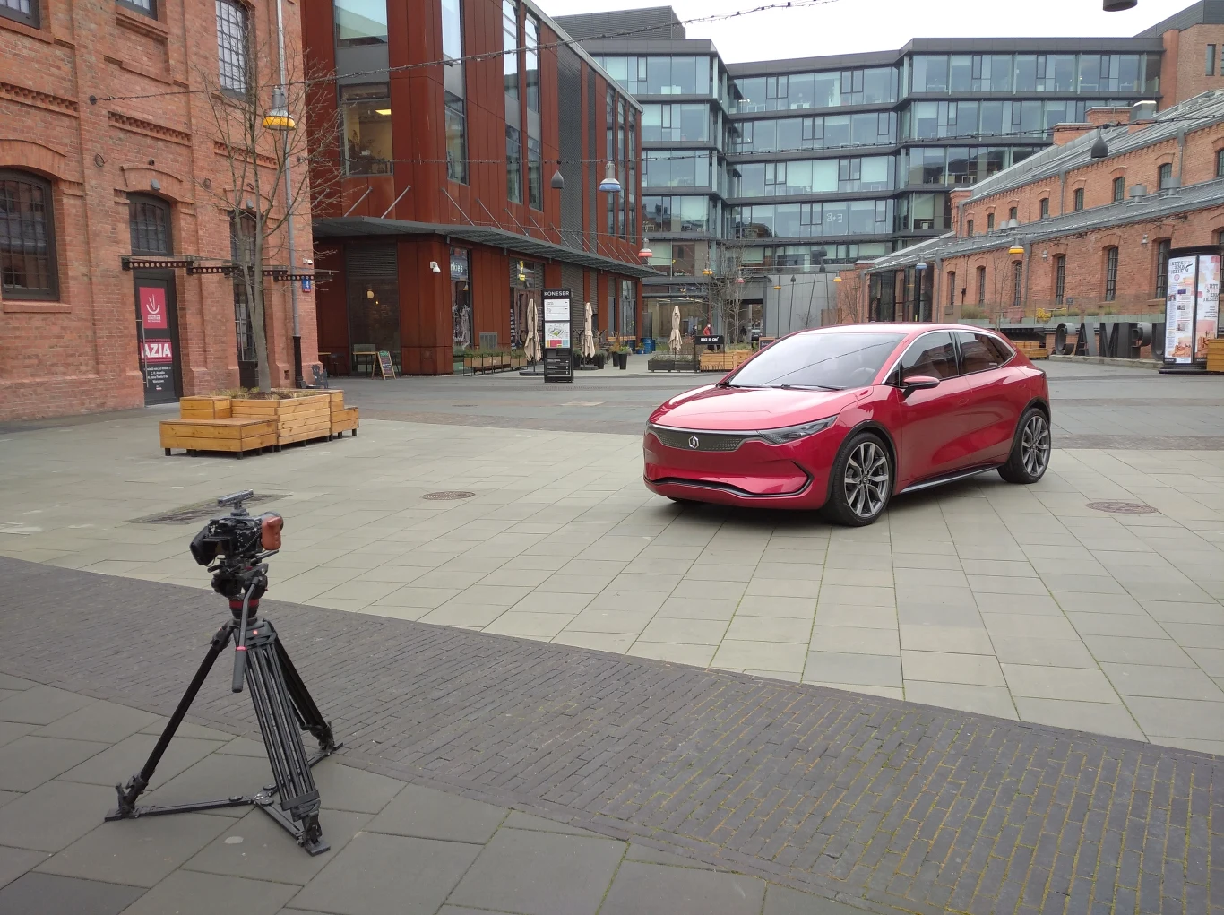 Nazwa Izera pochodzi od gór Izerskich, co ma podkreślać związanie marki z naszym krajem. Pierwszy model jest póki co nazywany po prostu hatchbackiem, aby odróżnić go od drugiego, również jeszcze nienazwanego modelu - SUVa. Nazwa Izera pochodzi od gór Izerskich, co ma podkreślać związanie marki z naszym krajem. Pierwszy model jest póki co nazywany po prostu hatchbackiem, aby odróżnić go od drugiego, również jeszcze nienazwanego modelu - SUVa.