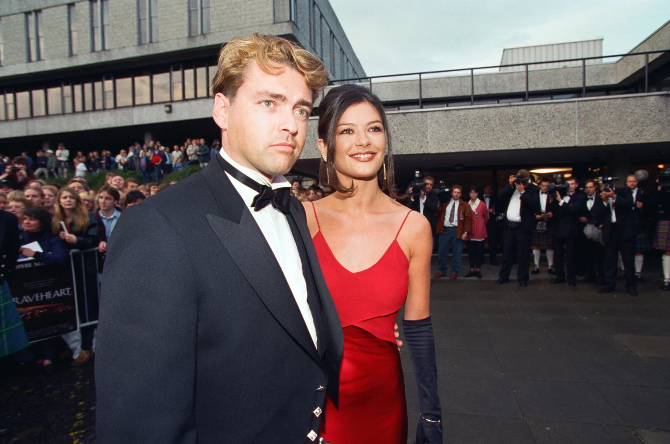 Catherine Zeta-Jones nie była wcześniej zamężna, mimo iż przez krótki okres była zaręczona ze szkockim aktorem Angusem Macfadyenem. Przed przeprowadzką do USA miała szereg opisywanych przez brukową prasę romansów, z których najgłośniejszymi okazały się związki z piosenkarzami: Davidem Essexem i Mickiem Hucknallem.