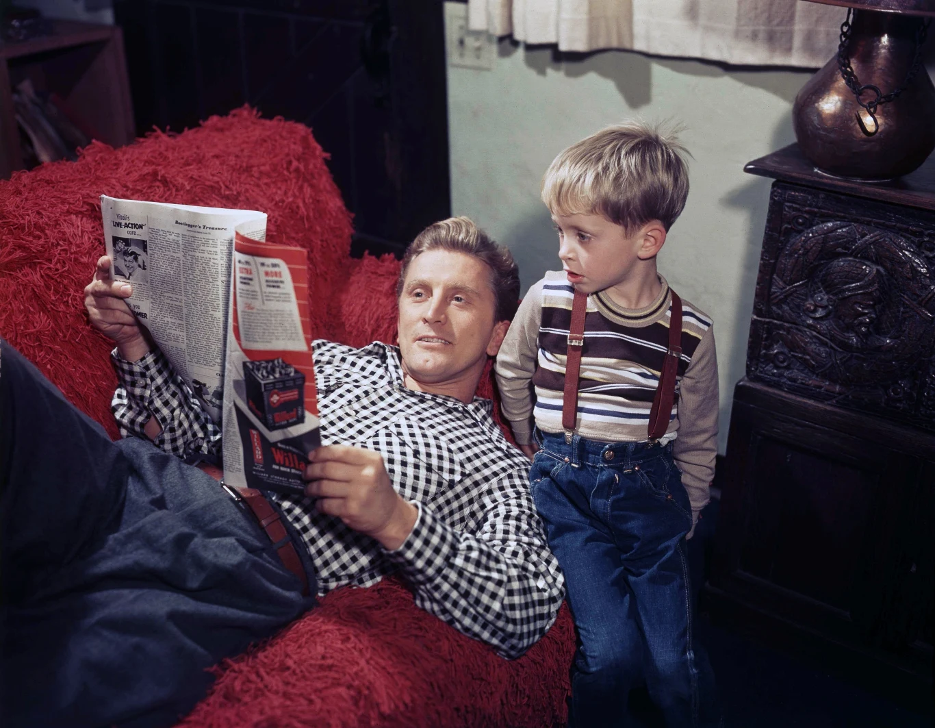Michael Douglas zawdzięcza karierę swojemu ojcu. Dorastał bowiem jako syn znanego już i bogatego Kirka Douglasa, nie musiał się martwić ani o pieniądze, ani o wykształcenie. Szybko zaczął pracować w branży filmowej jako asystent reżysera, a gdy okazało się, że ma talent aktorski, trafił na mały, a potem na duży ekran.