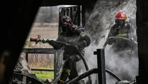Straż pożarna podczas gaszenia pożaru hali produkcji styroduru