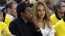 Beyonce i Jay-Z nigdy szczególnie nie afiszowali się ze swoim związkiem. W 2008 roku wzięli ślub, a w 2012 powitali na świecie pierwsze dziecko. O tym, że Jay-Z dopuścił się zdrady spekulowało się już po premierze bardzo osobistej płyty Beyonce pt. "Lemonade", wydanej w 2016 roku. W jednym z utworów, "Sorry", artystka zaśpiewała o "Becky z ładnymi włosami", która miała być kochanką jej męża. W wywiadzie dla "New York Times" Jay-Z potwierdził, że faktycznie dopuścił się zdrady i przyznał, że ma zamiar ratować małżeństwo. Później plotkowano jeszcze o kryzysach w ich związku, jednak raper i piosenkarka nadal są małżeństwem i wychowują wspólnie trójkę dzieci. 