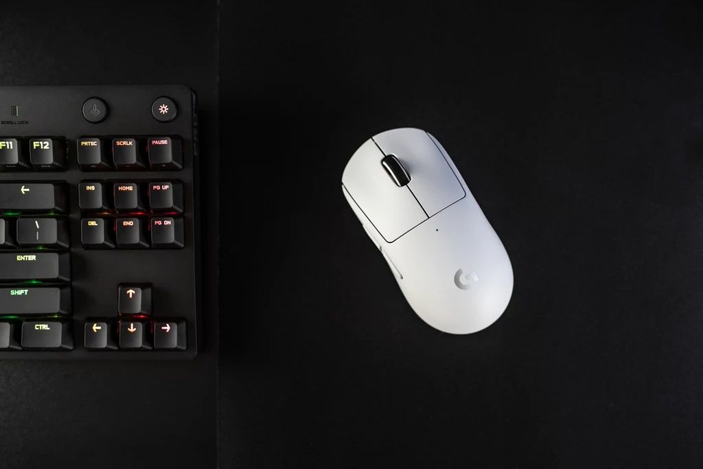 „Dobra celność jest najważniejsza, zwłaszcza podczas gry w CS:GO. Logitech G PRO X SUPERLIGHT pozwala mi grać na najwyższym poziomie, z zerowymi ograniczeniami, bez kompromisów i co najważniejsze, z maksymalną celnością” - powiedział Oleksandr Kostyliev, znany lepiej jako s1mple, profesjonalny gracz Counter-Strike: Global Offensive z zespołu Natus Vincere (NAVI). „Dobra celność jest najważniejsza, zwłaszcza podczas gry w CS:GO. Logitech G PRO X SUPERLIGHT pozwala mi grać na najwyższym poziomie, z zerowymi ograniczeniami, bez kompromisów i co najważniejsze, z maksymalną celnością” - powiedział Oleksandr Kostyliev, znany lepiej jako s1mple, profesjonalny gracz Counter-Strike: Global Offensive z zespołu Natus Vincere (NAVI).