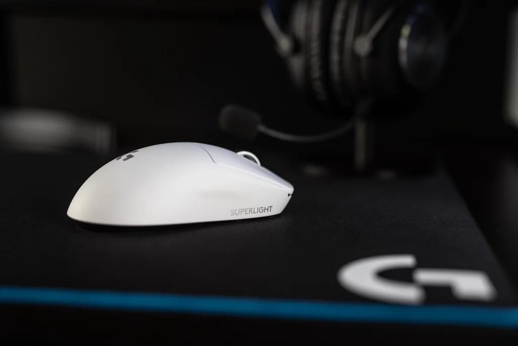 Ponadto, Pro X Superlight jest wyposażona w technologię Lightspeed 2,4 GHz, która umożliwia połączenie bezprzewodowe i zapewnia do 70 godzin pracy na baterii. Nowa mysz posiada duże teflonowe ślizgacze, które zapewniają precyzję, szybkość i zwrotność. Ponadto, Pro X Superlight jest wyposażona w technologię Lightspeed 2,4 GHz, która umożliwia połączenie bezprzewodowe i zapewnia do 70 godzin pracy na baterii. Nowa mysz posiada duże teflonowe ślizgacze, które zapewniają precyzję, szybkość i zwrotność.