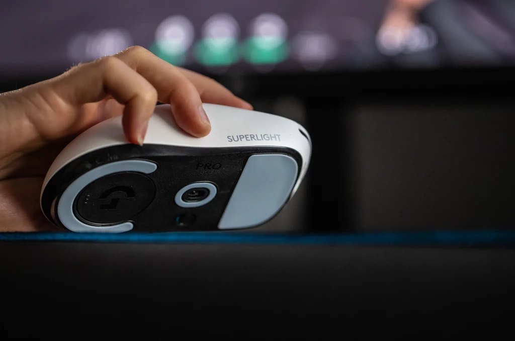 Firma Logitech G zaprezentowała swoją najlżejszą, bezprzewodową mysz stworzoną z myślą o współzawodnictwie esportowym - Logitech G Pro X Superlight. W połączeniu z technologią bezprzewodową Lightspeed czujnikiem Hero 25K i wyrafinowaną konstrukcją, Pro X Superlight powinien sprostać najbardziej wymagającym graczom. Firma Logitech G zaprezentowała swoją najlżejszą, bezprzewodową mysz stworzoną z myślą o współzawodnictwie esportowym - Logitech G Pro X Superlight. W połączeniu z technologią bezprzewodową Lightspeed czujnikiem Hero 25K i wyrafinowaną konstrukcją, Pro X Superlight powinien sprostać najbardziej wymagającym graczom.