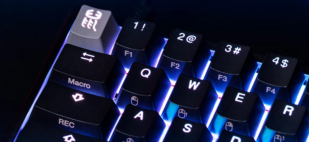 Zbudowana jest analogicznie do klawiatury Ducky One 2 Mini oraz wyposażona w przyjemne w dotyku dwuwarstwowo formowane nakładki na klawisze Ducky PBT, na których poszczególne znaki są dobrze widoczne dzięki podświetleniu RGB i wyrazistym efektom świetlnym. Zbudowana jest analogicznie do klawiatury Ducky One 2 Mini oraz wyposażona w przyjemne w dotyku dwuwarstwowo formowane nakładki na klawisze Ducky PBT, na których poszczególne znaki są dobrze widoczne dzięki podświetleniu RGB i wyrazistym efektom świetlnym.