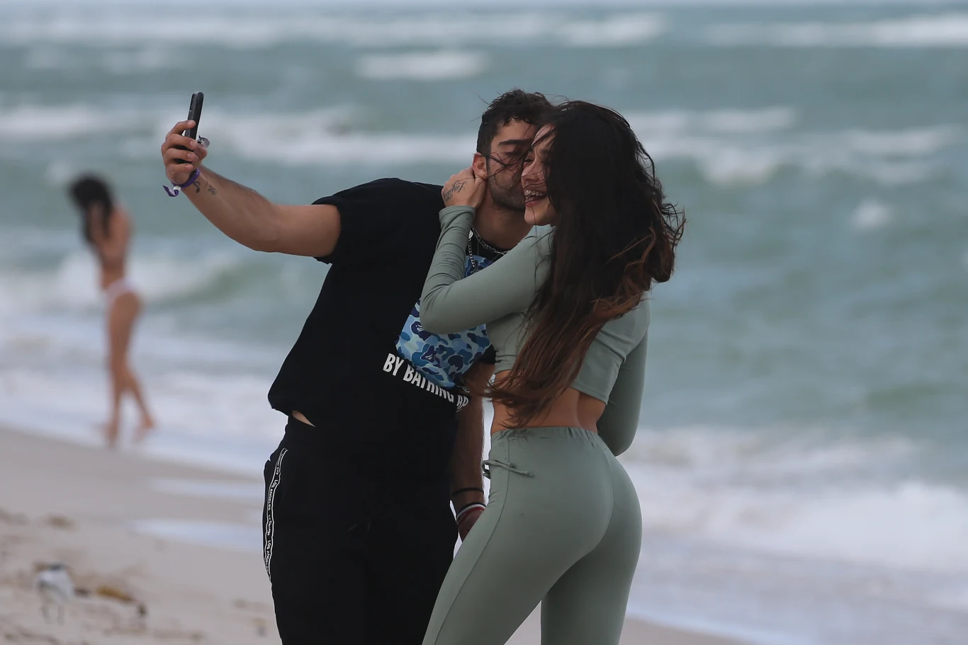 Max Ehrich przyłapany z nową dziewczyną na plaży w Malibu Max Ehrich przyłapany z nową dziewczyną na plaży w Malibu