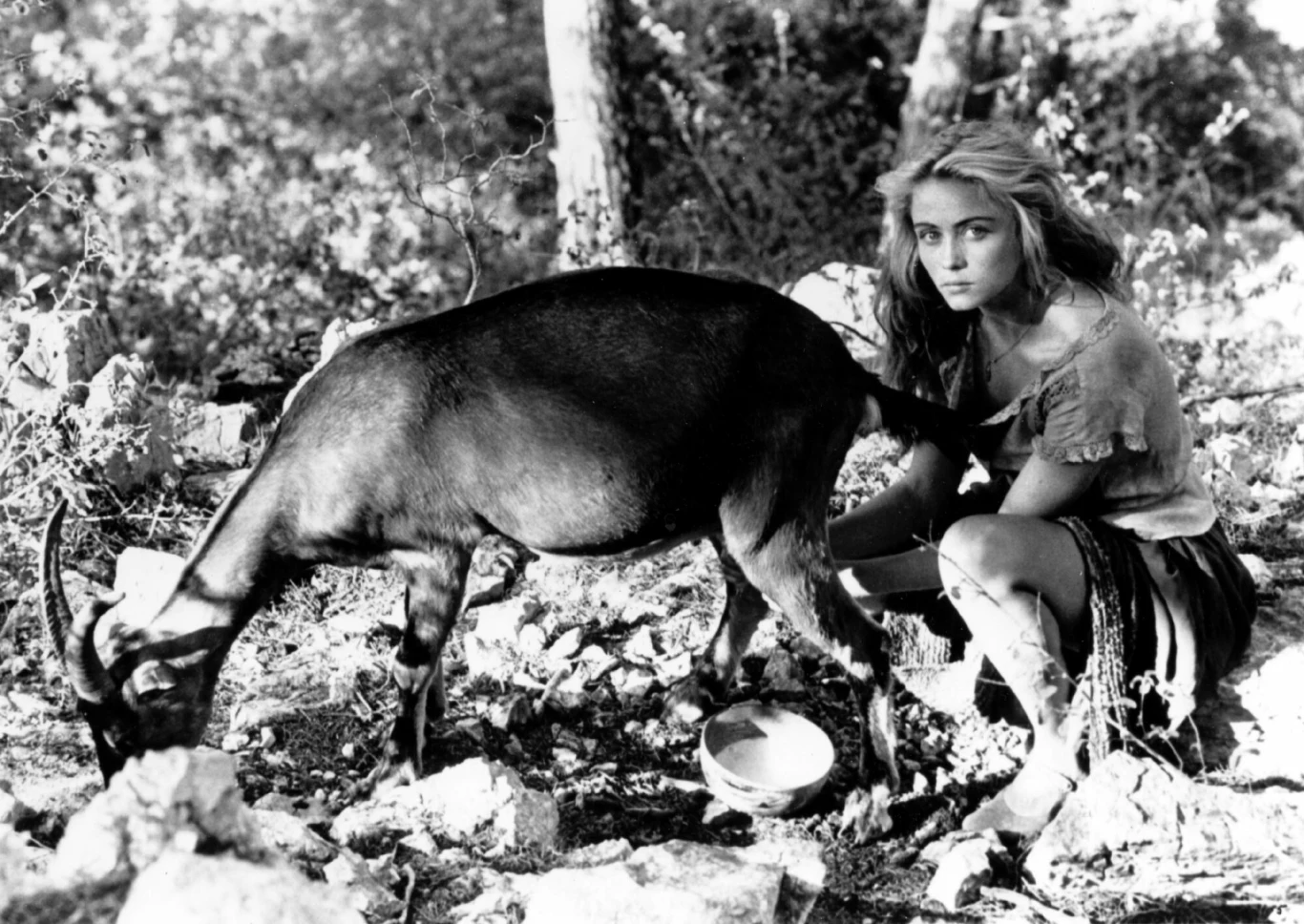 Jako dziewczynka występowała czasami w telewizji, lecz dopiero, gdy ukończyła studia, powróciła do Francji, by tam zapisać się do profesjonalnej szkoły aktorskiej. Już pierwsze role pokazały, że aktorstwo było właściwym wyborem. Za kreacje w filmach "Zakazana miłość" (1984) i "Ukryte uczucia" (1985) otrzymała nominacje do Cezara w kategorii: "najbardziej obiecująca aktorka". Obie produkcje przesycone były erotyzmem, a Béart pokazała w nich nie tylko talent, ale także zachwyciła kobiecością.
W 1986 roku zagrała, u boku legendarnego Yvesa Montanda, w filmie, który okazał się przełomem w jej karierze. "Manon u źródeł" przyniósł jej wielkie uznanie nie tylko we Francji. Zachwycano się jej gracją i nietuzinkową urodą.

Kreacja pięknej dziewczyny, która chce zemścić się na sąsiadach za śmierć ojca przyniosła jej w 1987 roku Cezara w kategorii "najlepsza aktorka drugoplanowa", a także nagrodę Silver St. George na Moskiewskim Międzynarodowym Festiwalu Filmowym. To ostatnie osiągnięcie było potwierdzeniem faktu, że Emmanuelle powoli staje się gwiazdą światowego formatu.