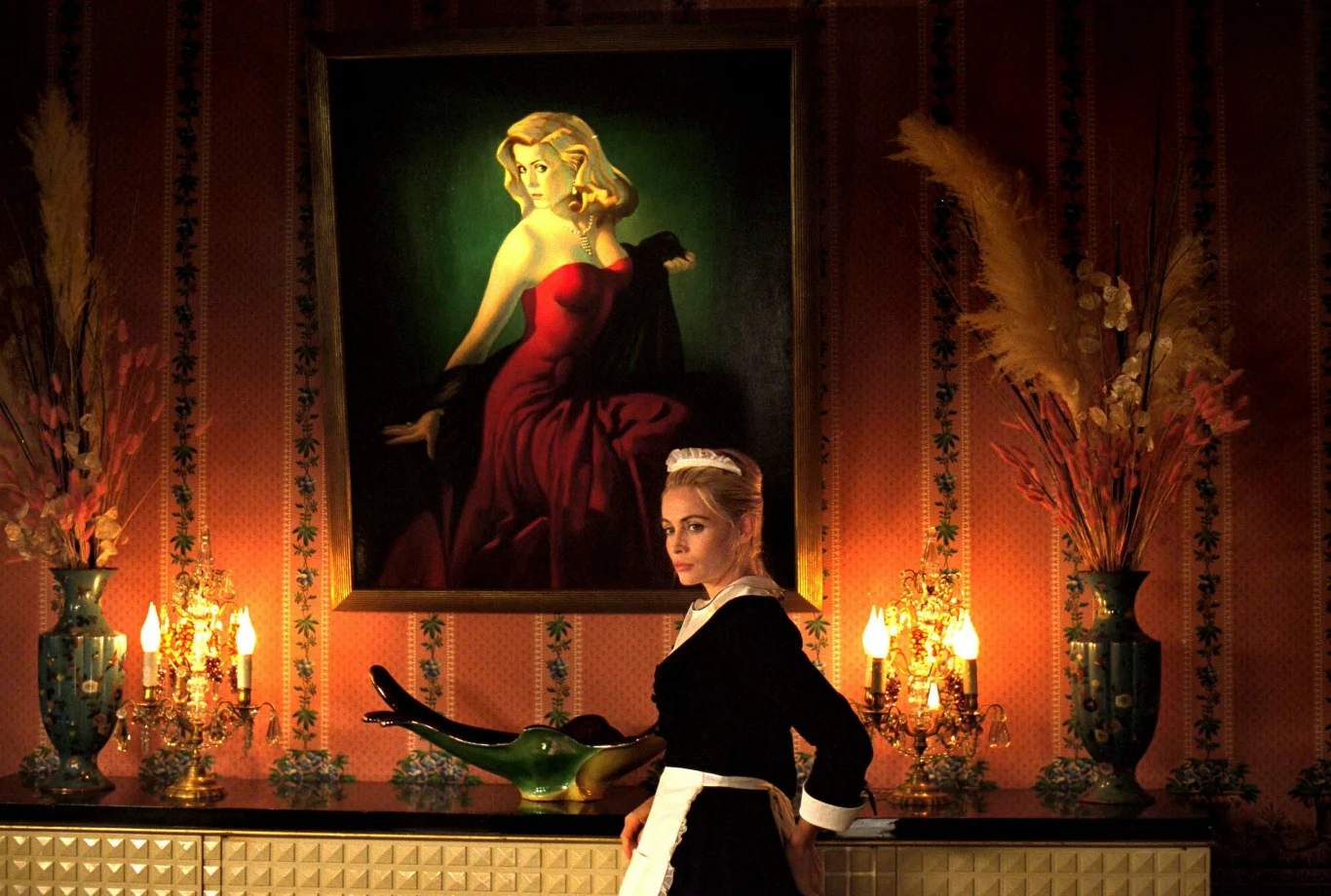 Po hollywoodzkim niepowodzeniu aktorka powróciła do kina francuskiego. Oglądaliśmy ją w takich produkcjach, jak "Don Juan" (1998), "Czas odnaleziony" (1999) czy "Ścieżki uczuć" (2001), ale największe uznanie zdobyła za sprawą głośnej produkcji "8 kobiet" (2002) Françoisa Ozona. Kreacja w tym musicalu i komedii kryminalnej w jednym przyniosła jej Europejską Nagrodę Filmową i - wespół z pozostałymi członkami obsady - Srebrnego Niedźwiedzia na Berlinale.

Rok później aktorka pojawiła się w głośnym i prowokacyjnym filmie "Nathalie..." (2003), gdzie zagrała obok Gérarda Depardieu i Fanny Ardant - wcieliła się w ekskluzywną call-girl, którą wynajmuje żona, by sprawdzić zapewnienia swojego męża o wierności. Film łączył w sobie elementy, które najlepiej kojarzą się z rolami Béart - psychologię i erotyzm. W tym samym roku aktorka zaskoczyła Francuzów sesją zdjęciową, która ukazała się na łamach "Elle" - pozowała nago w towarzystwie młodszego mężczyzny - przez lata był to najlepiej sprzedający się numer w historii pisma.

Jeśli chodzi o życie prywatne, to Béart ma za sobą związek z aktorem Danielem Auteuilem, który wystąpił z nią między innymi w filmach: "Ukryte uczucia", "Manon u źródeł" czy "Serce jak lód". Para pobrała się w 1993 roku, ale małżeństwo rozpadło się po pięciu latach. W 1998 roku aktorka zaczęła spotykać się z Vincentem Meyerem - reżyserem, który jednak po dwóch latach związku, w maju 2003 roku, popełnił samobójstwo. W 2008 roku piękna Francuzka poślubiła aktora Michaëla Cohena, z którym wystąpiła w filmach: "Le Héros de la famille" (2006) i "Ça commence par la fin". To małżeństwo też nie wytrzymało jednak próby czasu - para rozwiodła się w 2011 roku. Siedem lat później Béart wyszła za mąż po raz trzeci, tym razem za Frédérica Chaudiere'a.

W ostatnich latach 57-letnia obecnie Béart nie pojawia się w filmach już tak często, co nie przeszkadza jej jednak wciąż utrzymywać świetną formę. Aktorka postawiła na aktywność społeczną. Jest ambasadorką UNICEF-u i wypowi