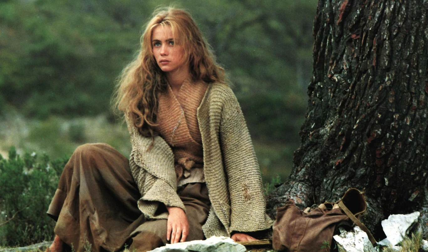 Emmanuelle Béart urodziła się w St. Tropez, na francuskiej riwierze, jest córką piosenkarza i poety Guya Béarta oraz modelki Genevive Galéa, po których niewątpliwie odziedziczyła talent i urodę.

Jako nastolatka spędzała wakacje u przyjaciół swojego ojca w Montrealu. W końcu Béart zamieszkała u nich na dobre, przekonana do studiowania na College International Marie de France.