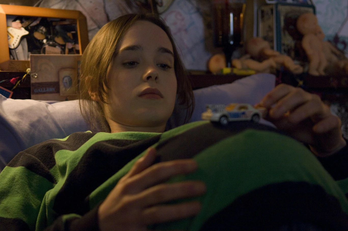 2007 to był przełomowy rok w karierze Ellen Page. Za rolę w komediodramacie Jasona Reitmana "Juno" (Oscar za scenariusz dla Diablo Cody) aktorka została uhonorowana nagrodą Independent Spirit oraz nominacjami do Oscara, Złotego Globu, nagrody BAFTA i nagrody Amerykańskiej Gildii Aktorów Filmowych.
"Juno" było historią nieprzeciętnej szesnastolatki, która odkrywa, że jest w ciąży i podejmuje zaskakująco dojrzałe decyzje dotyczące jej nienarodzonego dziecka. 

Na zdjęciu: Elle Page w filmie "Juno"