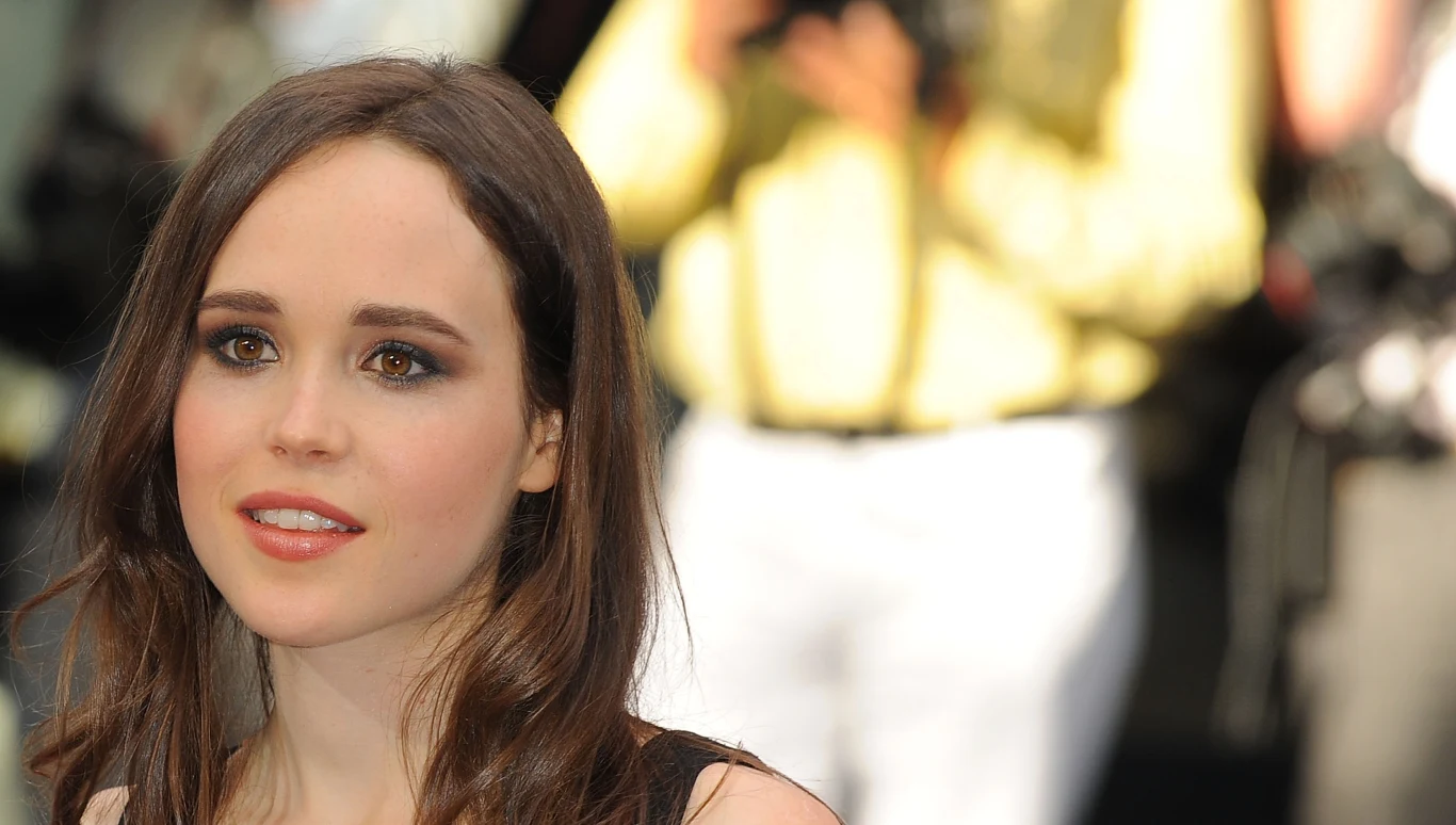 Kilka lat temu Ellen Page uznana została za najseksowniejszą wegetariankę. Zestawienie przygotowała zajmująca się prawami zwierząt organizacja PETA. Ta decyzja wywołała sporo kontrowersji; pisano, że aktorka nie jest zbyt seksowna. Page raczej nie przejęła się tymi opiniami.
"W kwestii miłości i życia w zgodzie ze sobą nie uznaję żadnych kompromisów" – powiedziała w jednym z wywiadów.

Na zdjęciu: Ellen Page na premierze filmu "Incepcja" w Londynie (2010)