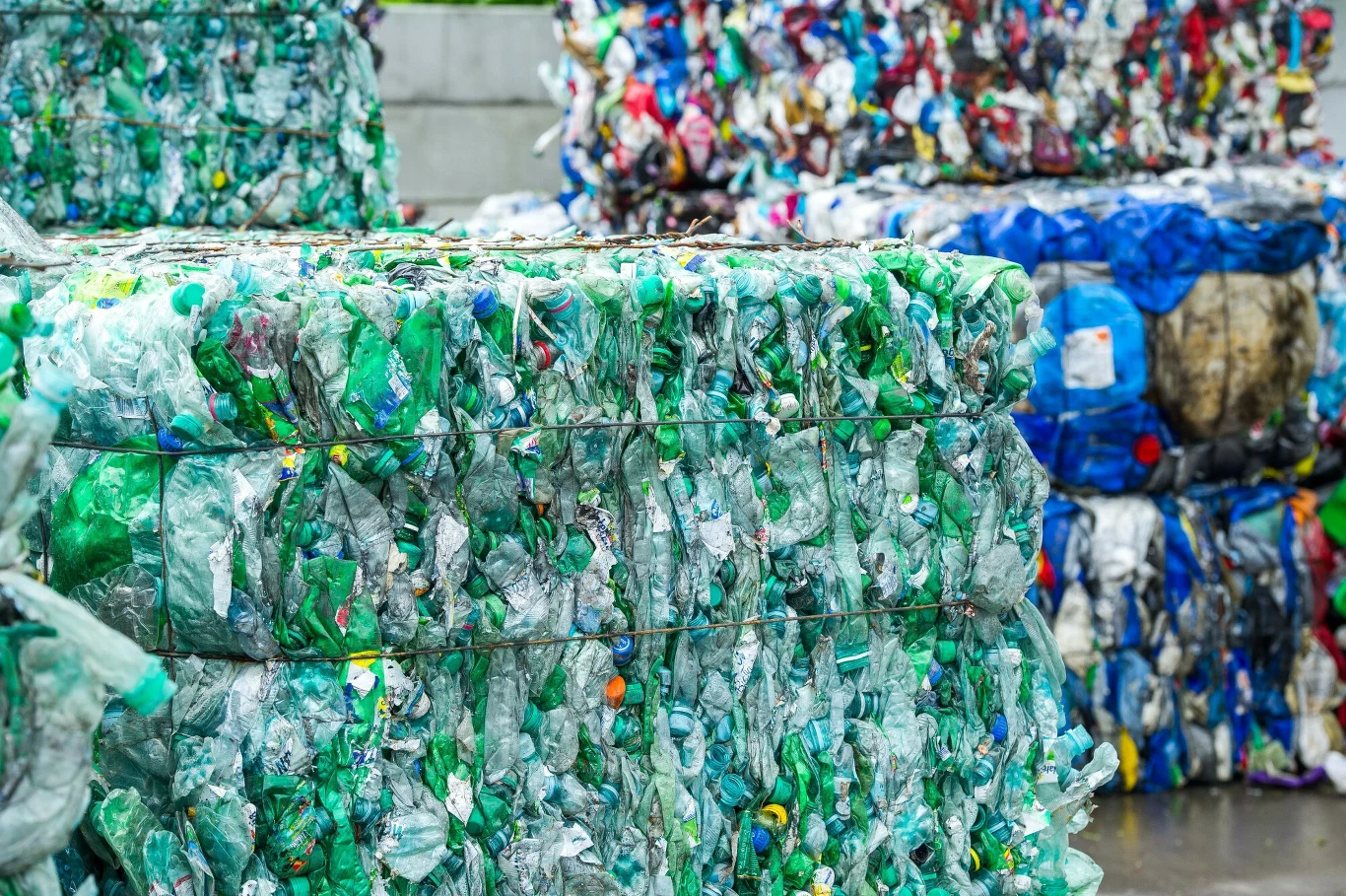 Prawie 90 proc. Polaków uważa, że w Polsce powinien zostać wprowadzony system kaucyjny na opakowania. 