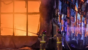 Pożar hal magazynowych przy skrzyżowaniu w Lublinie