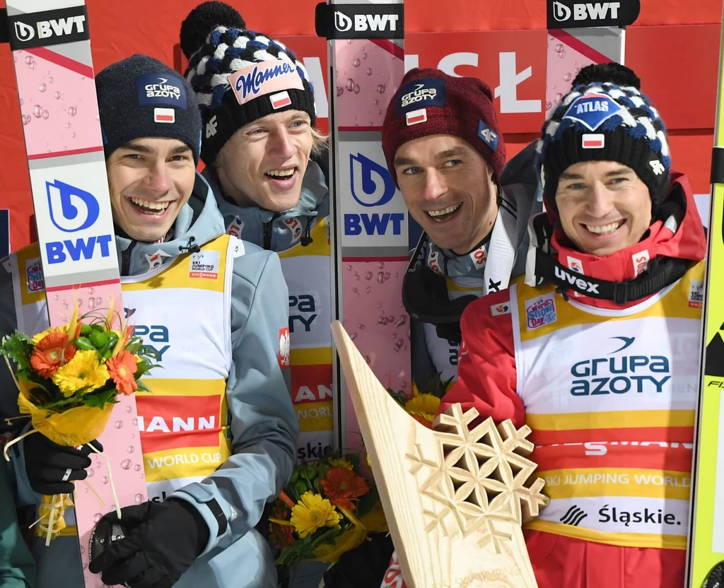 Polska drużyna po triumfie w Wiśle w 2018 roku. Od lewej: Jakub Wolny, Dawid Kubacki, Piotr Żyła i Kamil Stoch Polska drużyna po triumfie w Wiśle w 2018 roku. Od lewej: Jakub Wolny, Dawid Kubacki, Piotr Żyła i Kamil Stoch