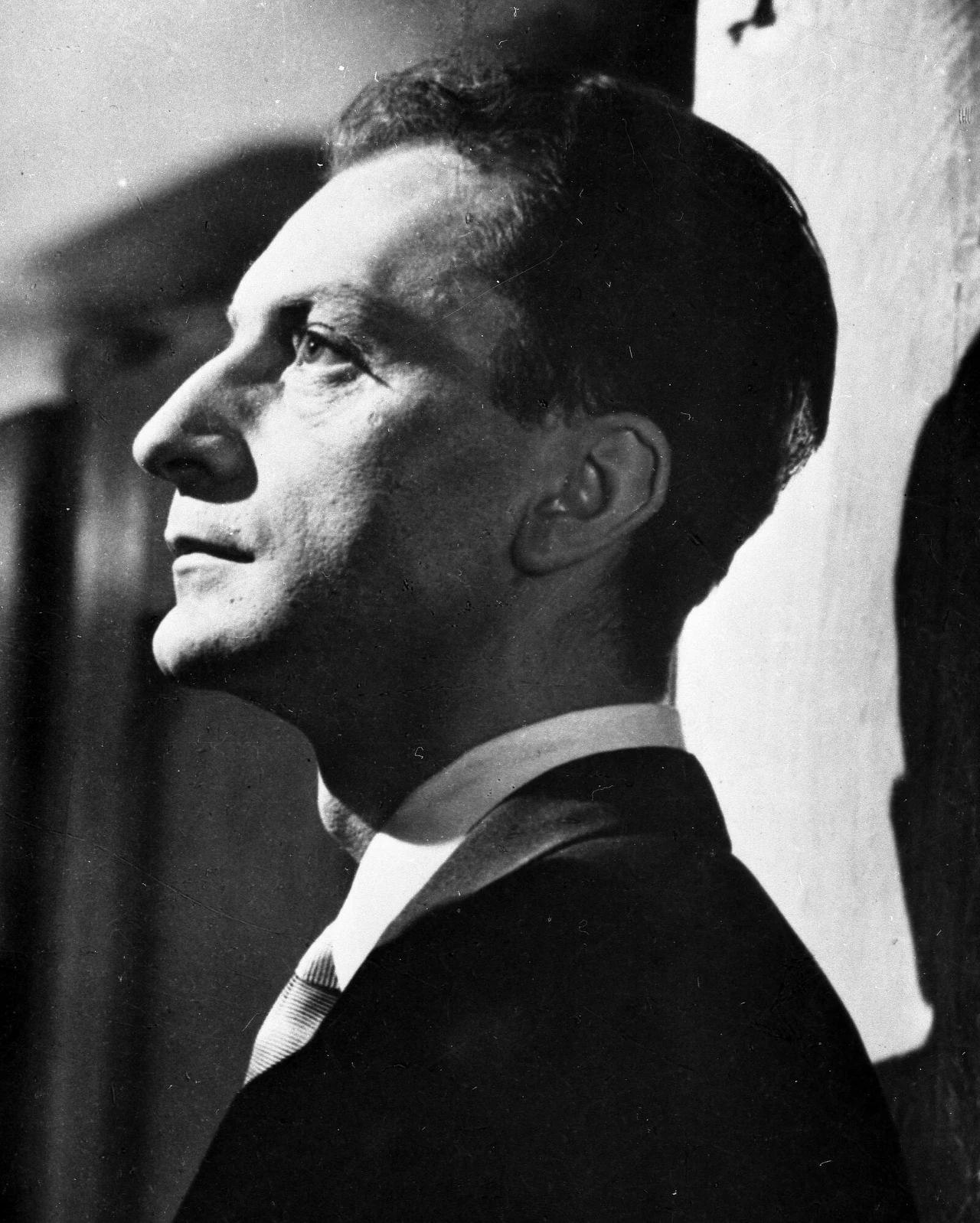 "Adam dźwigał, że się tak wyrażę, trzeci koszyk intelektualny, koszyk metafizyczny. Ja sama w owych latach świeciłam światłem odbitym, byłam jak bombka na choince, łapałam promienie z różnych kierunków. Jednak Pawlikowski oświetlił mnie szczególnie silnie, biło od niego osobliwe, czarne światło. Dla wielu z nas był mistrzem lub pół-mistrzem. Pomnożył nasze życie o wartości, o których nie mieliśmy poprzednio pojęcia. Nas wzbogacając, sam biedniał i niszczył się z dnia na dzień. Mógłby ktoś powiedzieć, ze pożerała go choroba, ale czyż my sami nie jesteśmy chorobą, a choroba - nami?" - pisała o nim Agnieszka Osiecka w swej książce "Szpetni czterdziestoletni" (1985).