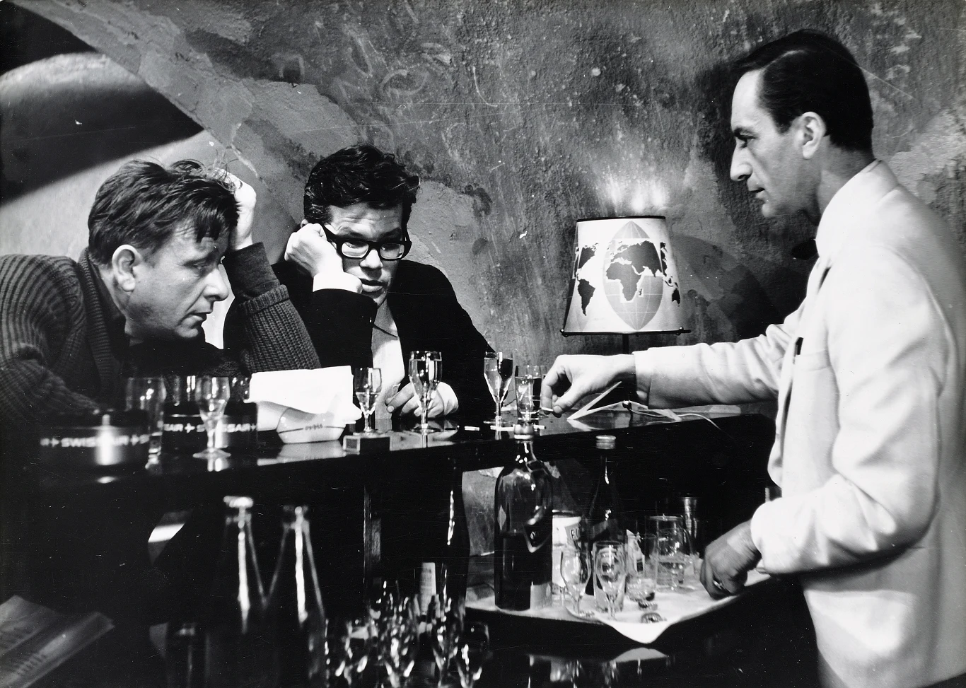 W latach 50. XX wieku często pojawiał się na ekranie w niemieckim mundurze. Pawlikowskiego zapraszano też na plan różnych filmów do ról drugoplanowych, bo - jak twierdzili reżyserzy - "miał wygląd przedwojennego inteligenta". Był oczytany i znał świetnie angielski. 

Na zdjęciu: Mieczysław Stoor, Zbigniew Cybulski i Adam Pawlikowski w filmie "Sam pośród miasta"