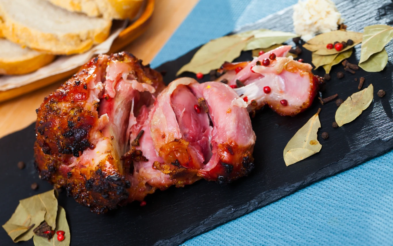 Liście laurowe w kuchni Przyprawa ma charakterystyczny korzenno-gorzkawy smak i balsamiczny aromat. Stosuje się ją do pieczonych i duszonych dań mięsnych (szczególnie dziczyzny), ryb, sosów, zup (konieczny składnik dobrego rosołu) i jako dodatek do kiszonek. Ważne, aby używać ich z umiarem, gdyż mogą powodować gorzknienie potraw. Liście laurowe w kuchni Przyprawa ma charakterystyczny korzenno-gorzkawy smak i balsamiczny aromat. Stosuje się ją do pieczonych i duszonych dań mięsnych (szczególnie dziczyzny), ryb, sosów, zup (konieczny składnik dobrego rosołu) i jako dodatek do kiszonek. Ważne, aby używać ich z umiarem, gdyż mogą powodować gorzknienie potraw.