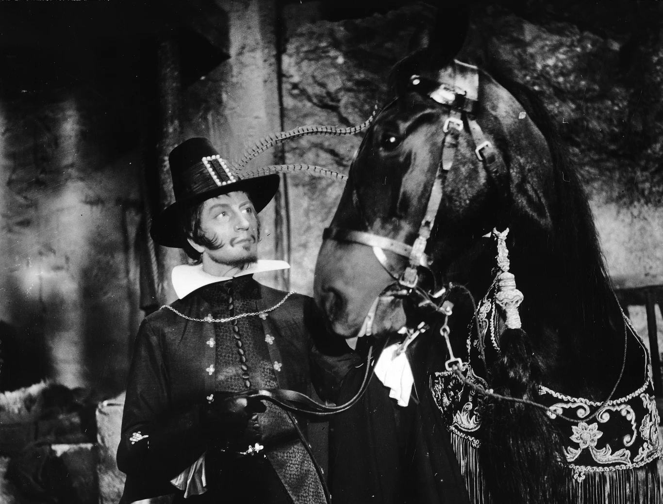 W 1968 roku Adam Pawlikowski był podejrzewany o współpracę z SB, co bardzo przeżył. W ostatnim okresie życia borykał się z problemami finansowymi, żył na granicy ubóstwa (jadał u przyjaciół i znajomych), miał manię prześladowczą i cierpiał na cyklofrenię (chorobę dwubiegunową). Przez lata choroba psychiczna się nasilała. Przyjaciele, zwłaszcza Andrzej Wajda, próbowali mu pomóc, ale bezskutecznie. 17 stycznia 1976 roku Pawlikowski popełnił samobójstwo - wyskoczył z ósmego piętra swego mieszkania na tyłach Alei Jerozolimskich.

Na zdjęciu: Adam Pawlikowski w filmie "Rękopis znaleziony w Saragossie"