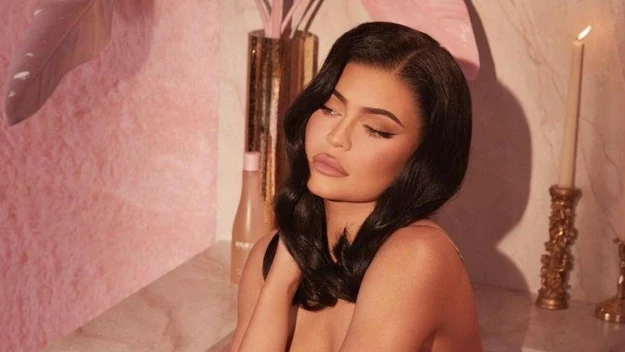 Kylie Jenner ma 23 lata, fortunę na koncie i prawie 201 milionów obserwujących na Instagramie. Wiele młodych kobiet wzoruje się na jej stylu. Nic dziwnego, w końcu młoda celebrytka dobrze wie, jak podkreślić swoje kobiece kształty. 