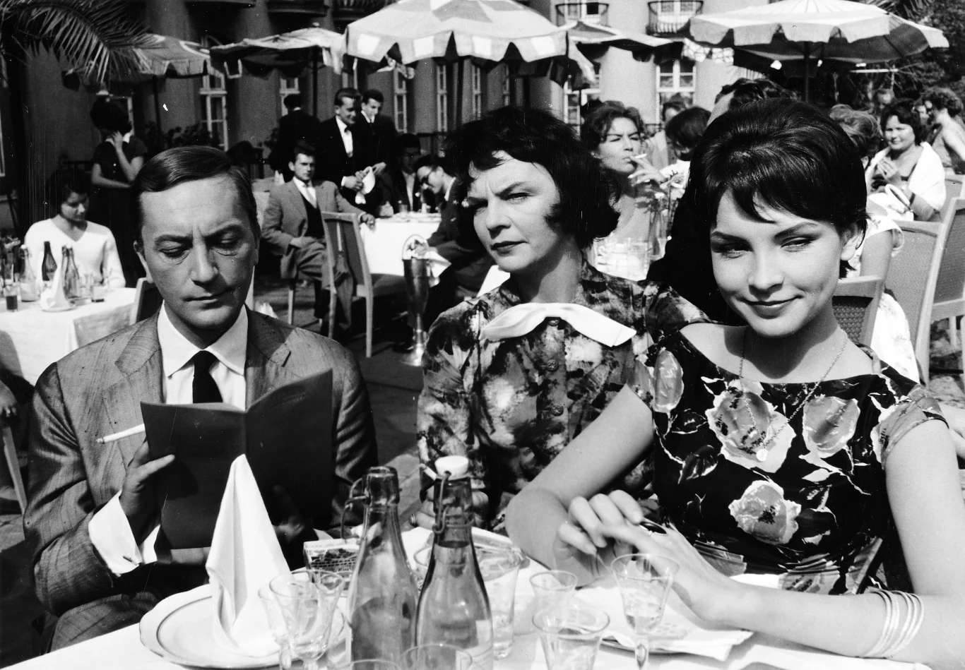 W życiu prywatnym też była nieprzewidywalna. Jej wielką miłością przez wiele lat był aktor Adam Pawlikowski. By zrobić mu na złość, wyszła za mąż za jego przyjaciela, hrabiego Zamoyskiego. Małżeństwo rozpadło się przez coraz silniejsze skłonności Tuszyńskiej do alkoholu. Podobny los czekał jej kolejny związek z Włodzimierzem Kozłowskim.

Na zdjęciu: Adam Pawlikowski i Teresa Tuszyńska w filmie "Drugi człowiek"