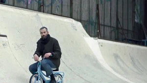 Aris Servetalis w scenie z filmu "Niepamięć"