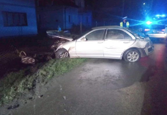 W rozbitym mercedesie kierowca zostawił rannych pasażerów