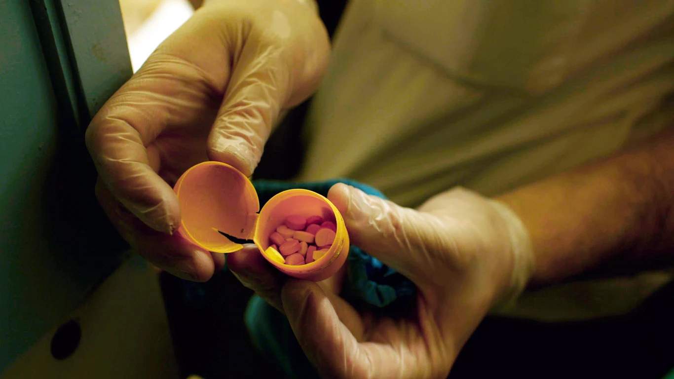 Mimo wykorzystania nowoczesnych technologii za mury Durham i tak przedostają się narkotyki. Niestety wciąż niezawodnym sposobem, w który da się także przemycić niewielki telefon komórkowy, jest umieszczenie kontrabandy... we własnym ciele.