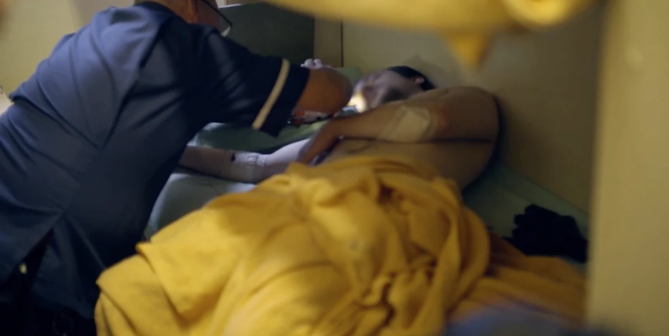 "Roznoszonym" przez więźniów wirusem jest dopalacz "spice". Jego przedawkowanie może skończyć się śmiercią, ale już sam proceder szmuglowania i handlu substancją odurzającą wpływa na i tak napięte już relacje osadzonych i ich strażników. 