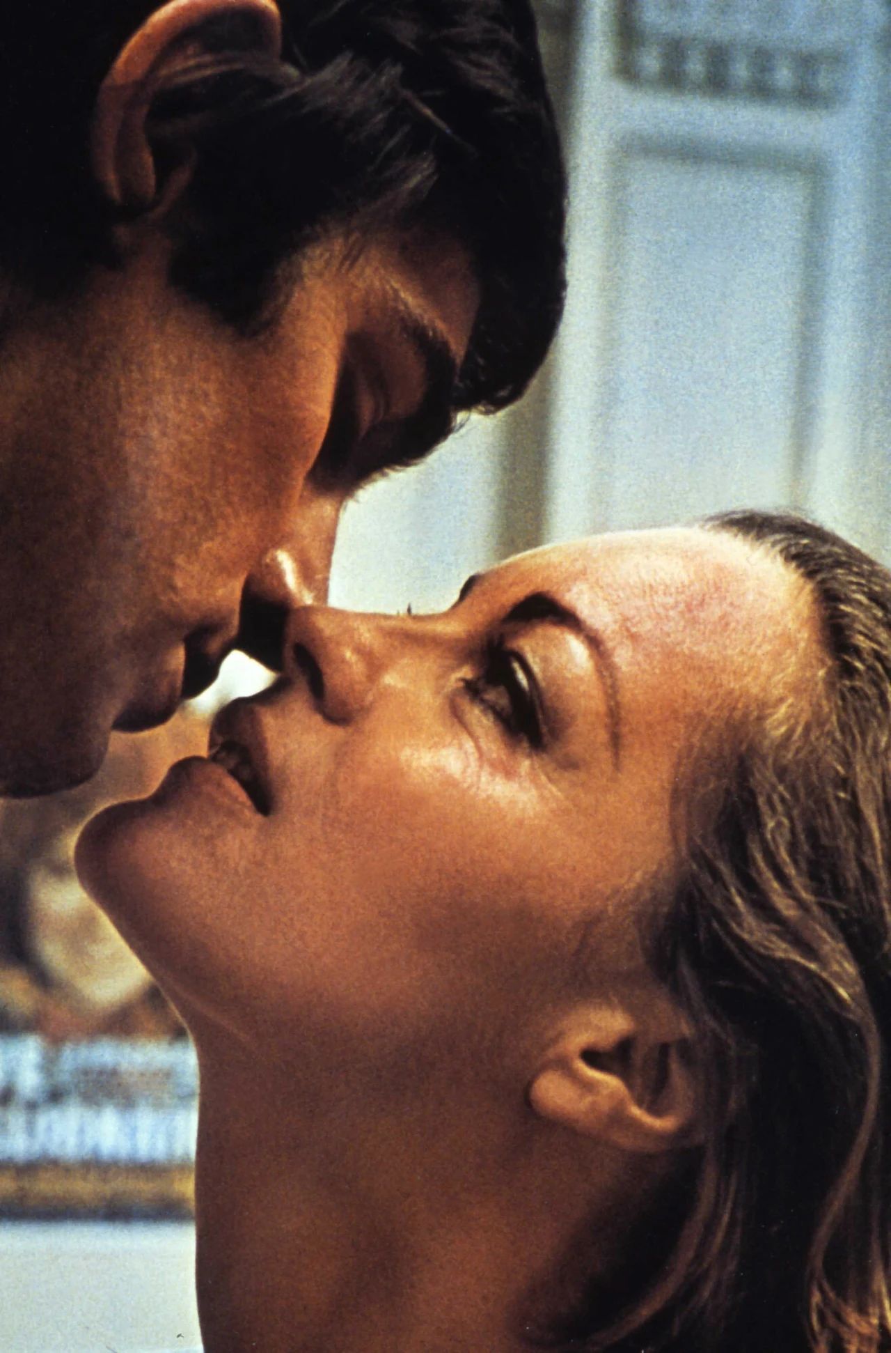 W 1972 roku Żuławski zrealizował film grozy "Diabeł", który cenzura zatrzymała aż na 16 lat (premiera odbyła się dopiero w 1988 roku). Następny film, "Najważniejsze to kochać" (1975), twórca nakręcił już poza Polską. Była to wspólna produkcja RFN, Francji i Włoch, a wystąpili w niej Romy Schneider i Klaus Kinski.

Na zdjęciu: Romy Schneider i Fabio Testi w filmie "Najważniejsze to kochać"