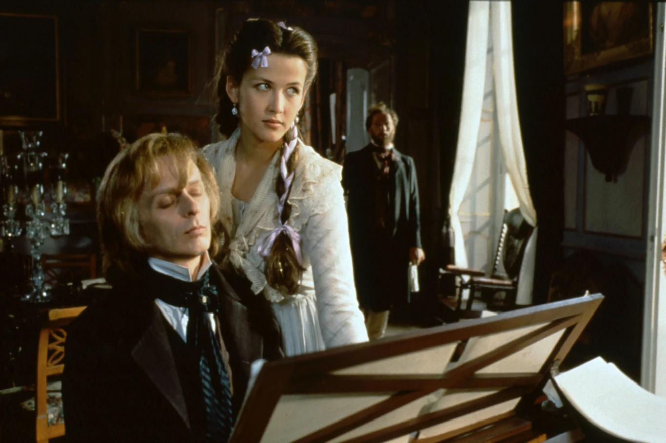 Żuławski ma też w dorobku filmy, realizowane za granicą: "Borys Godunow" (1989), "Moje noce są piękniejsze niż twoje dni" (1989) czy opowiadająca o Fryderyku Chopinie "Błękitna nuta" (1990), w której w głównej roli wystąpił wybitny polski pianista Janusz Olejniczak.

Na zdjęciu: Janusz Olejniczak i Sophie Marceau w filmie "Błękitna nuta"