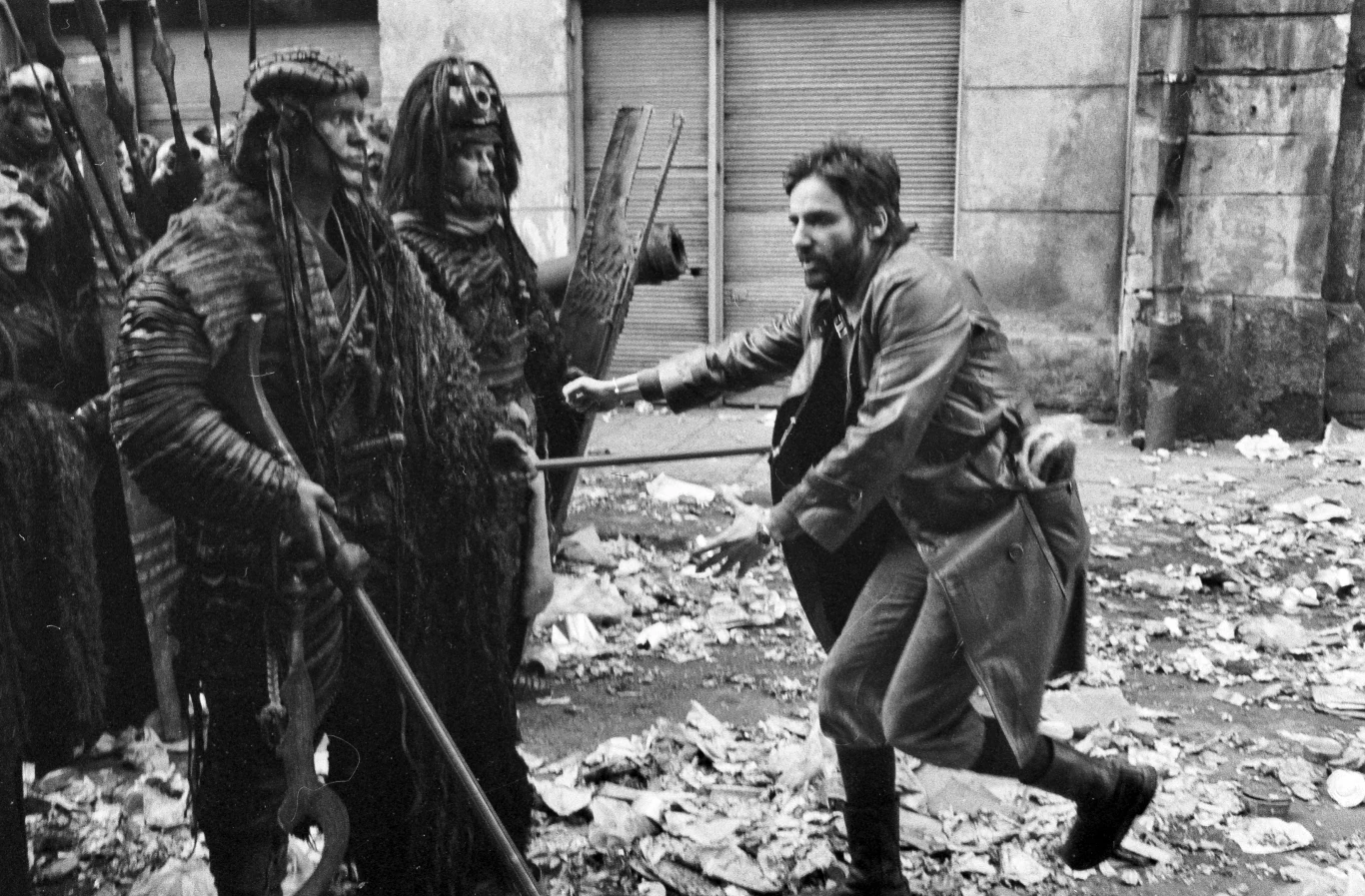 W 1989 roku odbyła się polska premiera filmu s-f "Na srebrnym globie", o grupie badaczy kosmosu, którzy opuszczają Ziemię w poszukiwaniu wolności i szczęścia. Żuławski pracował nad nim przez 12 lat (produkcję filmu blokowały władze PRL). Scenariusz oparł na powieści swojego stryjecznego dziadka, pisarza Jerzego Żuławskiego.

Na zdjęciu: Andrzej Żuławski na planie filmu "Na srebrnym globie" na krakowskim Kazimierzu (1978)
