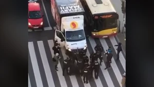 W Warszawie zablokowano samochód oklejony antyaborcyjnymi hasłami. Interweniowała policja