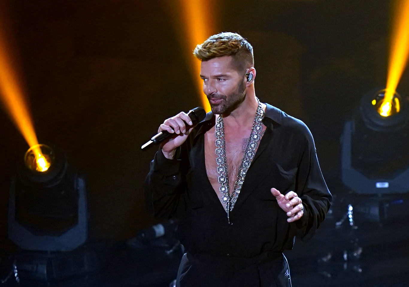 Ricky Martin na scenie aktywny jest od pierwszej połowy lat 80., jednak jego międzynarodowa kariera rozkręciła się na dobre w 1998 roku, kiedy to wykonał hymn Mistrzostw Świata w Piłce Nożnej we Francji pt. "The Cup of Life"/"La Copa de la Vida". Ricky Martin na scenie aktywny jest od pierwszej połowy lat 80., jednak jego międzynarodowa kariera rozkręciła się na dobre w 1998 roku, kiedy to wykonał hymn Mistrzostw Świata w Piłce Nożnej we Francji pt. "The Cup of Life"/"La Copa de la Vida".