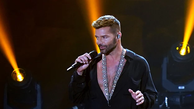 Ricky Martin na scenie aktywny jest od pierwszej połowy lat 80., jednak jego międzynarodowa kariera rozkręciła się na dobre w 1998 roku, kiedy to wykonał hymn Mistrzostw Świata w Piłce Nożnej we Francji pt. "The Cup of Life"/"La Copa de la Vida".