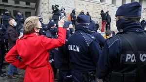 Posłanka Lewicy Joanna Scheuring-Wielgus wśród funkcjonariuszy policji oddzielających uczestników pikiety przed siedzibą Sądu Okręgowego w Warszawie