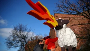 Zrobiona z klocków Lego owca ziejąca ogniem stanęła w Krakowie, tuż obok Smoka Wawelskiego.