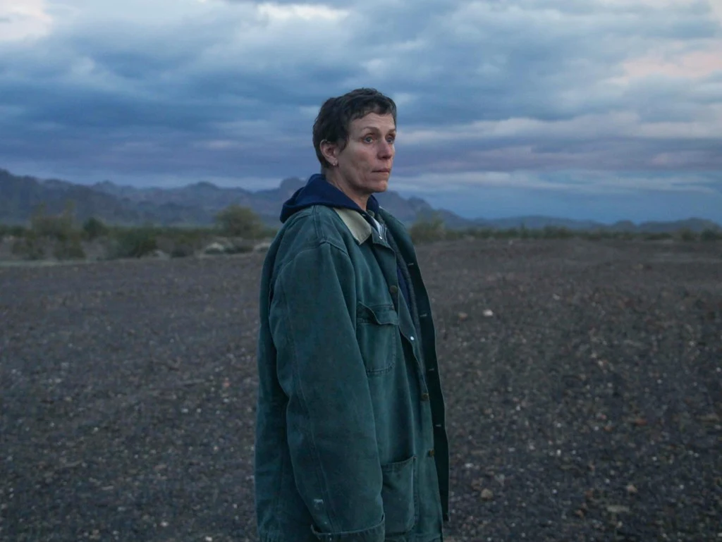 Frances McDormand w scenie z filmu "Nomadland"