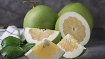 Pomelo

Gdy myślimy o prozdrowotnych właściwościach cytrusów, do głowy przychodzi nam zwykle wysoka zawartość witaminy C. Rzeczywiście, substancja ta  - w różnych stężeniach – znajduje się w każdym owocu z tej rodziny. Pomelo pod tym względem jest jednak rekordzistą - w 100 g owocu kryje się aż 61 mg witaminy C (dzienne zapotrzebowanie w różnych krajach waha się od 30-100 mg). Dlaczego warto dostarczać ją organizmowi? Witamina C jest antyoksydantem, uczestniczy w syntezie włókien kolagenowych, pod jej wpływem szybciej goją się rany i siniaki, zmniejsza również ryzyko zachorowania na niektóre nowotwory. 
