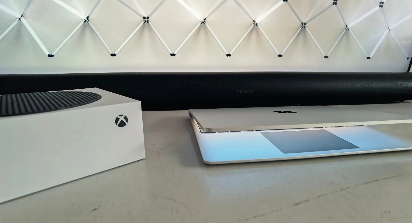 Sonos Arc, Xbox Series S (Arc bez problemu obsłuży Dolby Atmos oferowany przez Series S) i Microsoft Surface Laptop Go Sonos Arc, Xbox Series S (Arc bez problemu obsłuży Dolby Atmos oferowany przez Series S) i Microsoft Surface Laptop Go