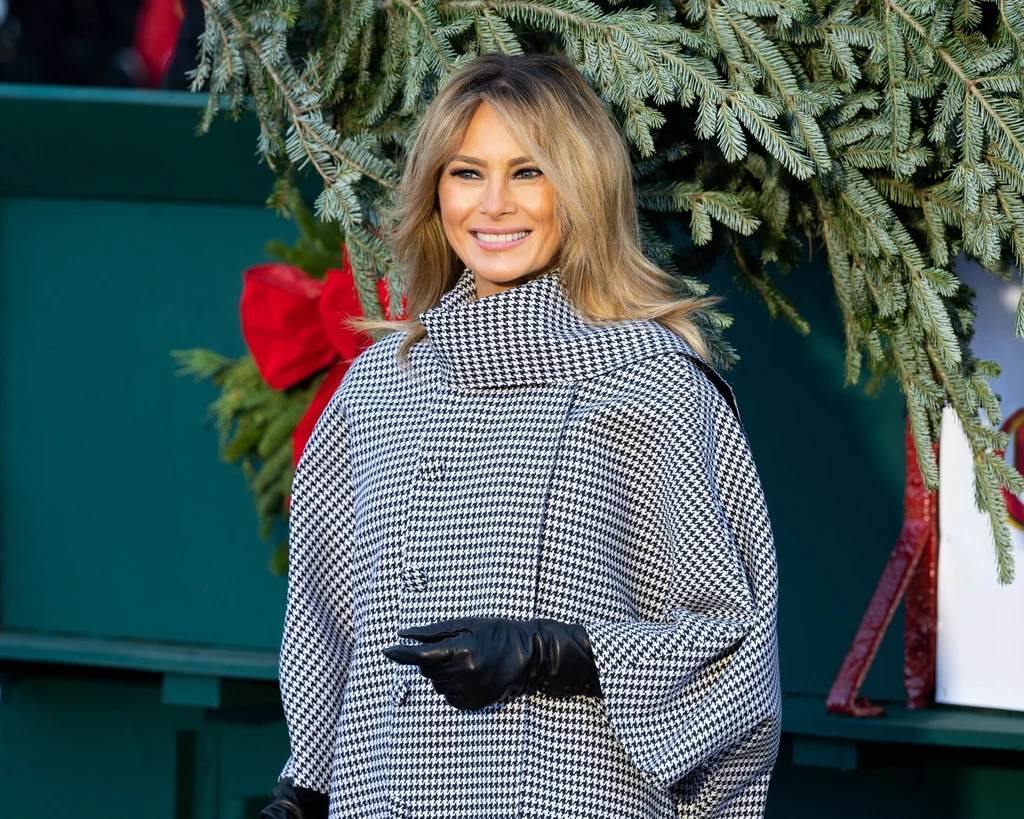 Melania Trump odebrała drzewko zgodnie z tradycją. Zostanie ono udekorowane, a następnie prawdopodobnie stanie w Niebieskim Pokoju. Melania Trump odebrała drzewko zgodnie z tradycją. Zostanie ono udekorowane, a następnie prawdopodobnie stanie w Niebieskim Pokoju.