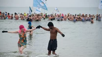 Ubrana w stroje kąpielowe grupka zbiła się na plaży w ciasne kółeczko. Są wymachy rąk, pajacyki, podskoki. Po chwili stadko rusza przed siebie i wbiega do wody. Słychać piski, śmiechy i pluski. Nad całą scenką unoszą się,  wylatujące z ust plażowiczów obłoczki pary. Na rękach pojawia się gęsia skórka.  W końcu to nie leniwa, wakacyjna kąpiel, tylko morsowanie. 

Choć takie scenki zwykle budzą sympatię, wielu obserwatorów myśli: fajne, ale to nie dla mnie. Niesłusznie. Morsować może prawie każdy, a ta forma aktywności przynosi organizmowi sporo korzyści. 
