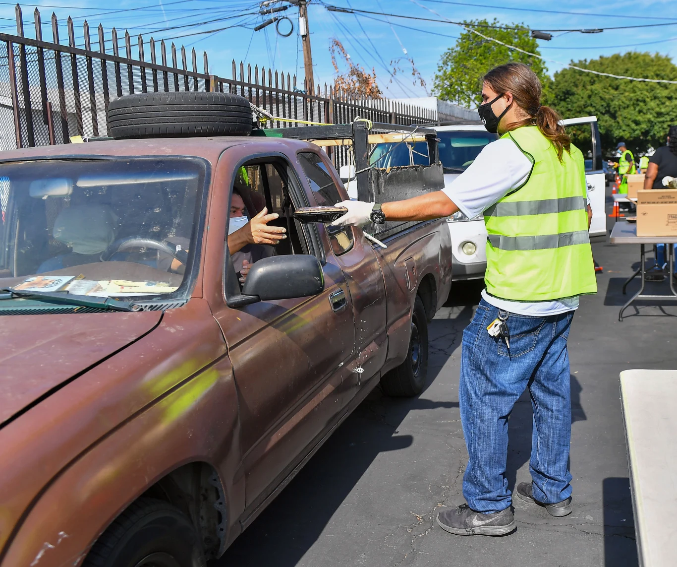 Amerykańskie media plotkarskie zauważają również, że chłopak nie został przez nikogo rozpoznany. Relacja z rozdawania żywności pojawiła się na Instastories syna piosenkarza.