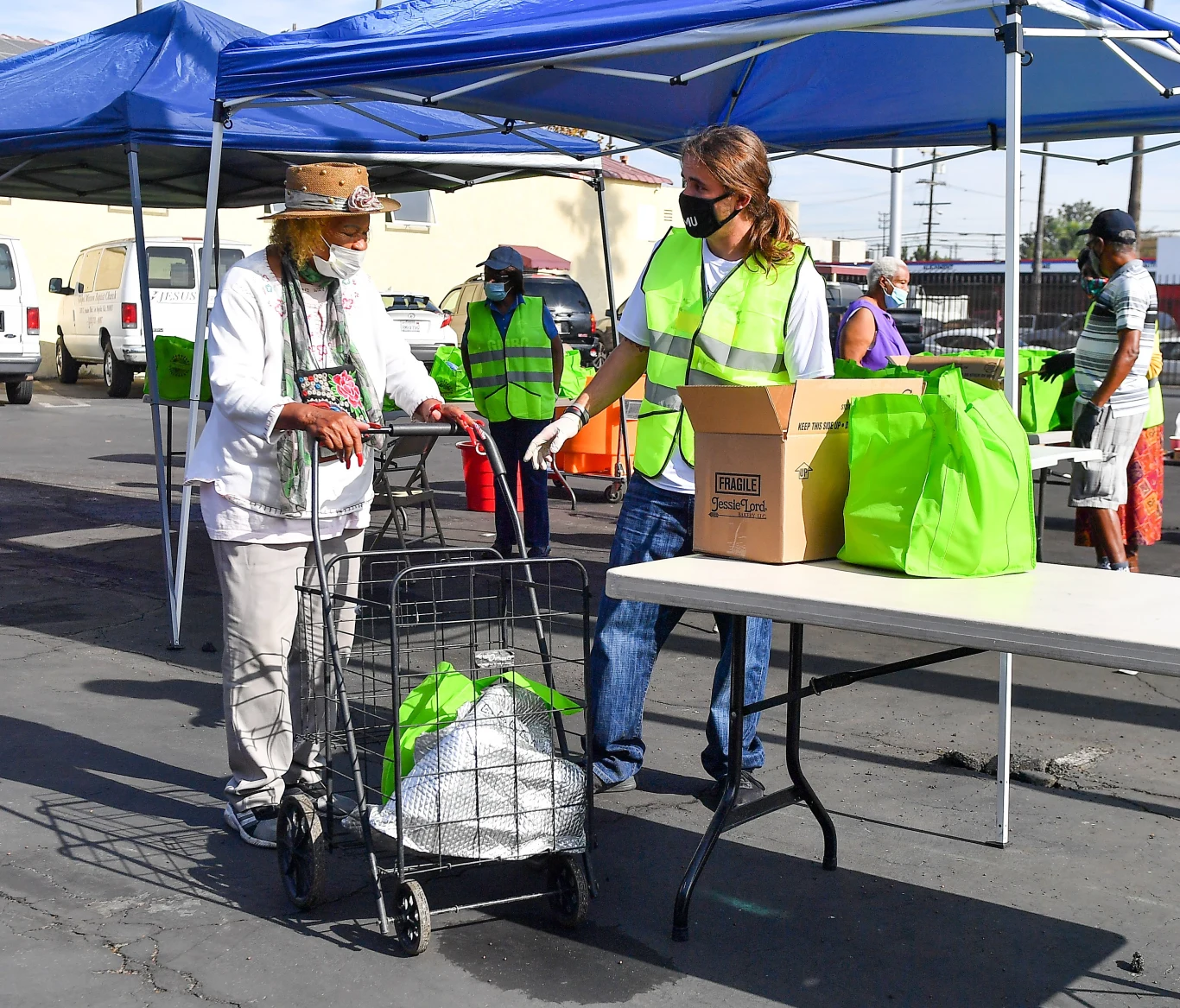 Prince Michael Jackson podczas pracy nosił maskę z napisem LMU, która jest skrótem od Loyola Marymount University. Naukę na uczelni Prince zakończył w 2019 roku. Studiował tam administrację biznesową.