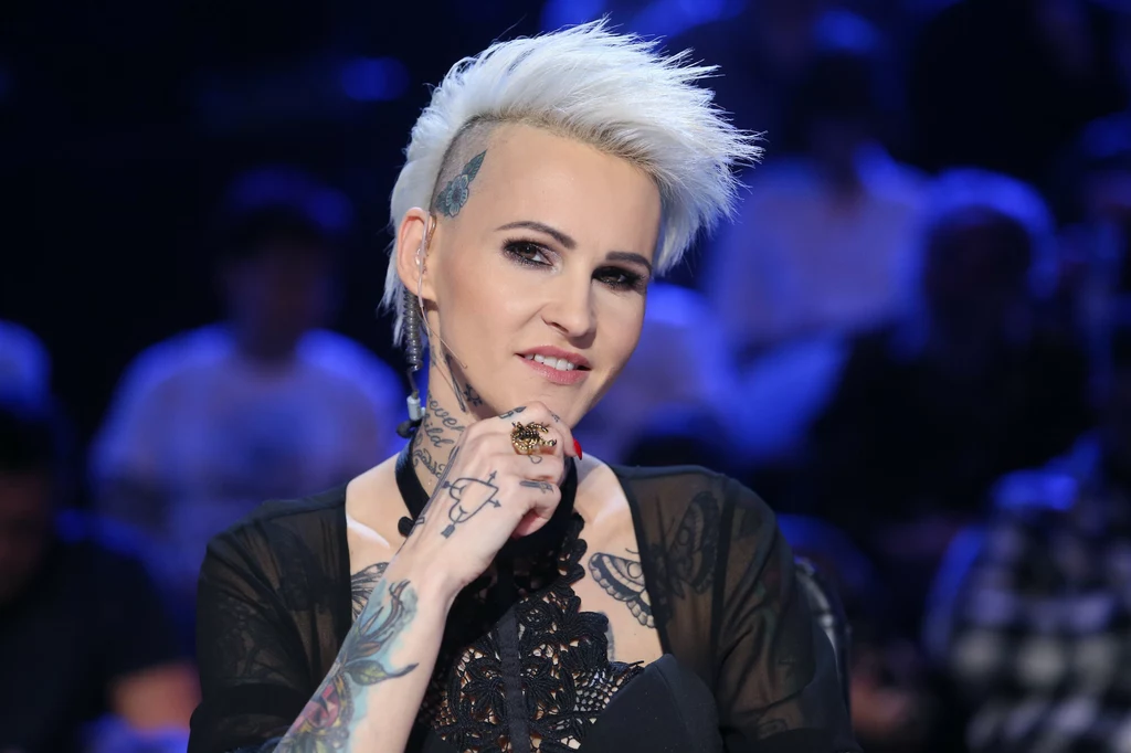Agnieszka Chylińska to jedna z najbardziej charyzmatycznych piosenkarek w kraju. Swoją przygodę z muzyką zaczęła w zespole "O.N.A" w latach 1994-2003. Grupa sprzedała kilkaset tysięcy egzemplarzy płyt, a tym samym zajęła czołowe miejsce na liście polskich zespołów rockowych. Po kilku latach koncertowania z zespołem Agnieszka postawiła na karierę solową, podczas której wydała trzy albumy: "Modern Rocking", "Forever Child" oraz "Pink Punk". Agnieszka jest także jurorką w telewizyjnym show "Mam talent!" i "Mali giganci". Za pracę w pierwszym programie odebrała Telekamerę w kategorii "Juror". Od niedawna pisze również książki dla młodzieży. Agnieszka Chylińska to jedna z najbardziej charyzmatycznych piosenkarek w kraju. Swoją przygodę z muzyką zaczęła w zespole "O.N.A" w latach 1994-2003. Grupa sprzedała kilkaset tysięcy egzemplarzy płyt, a tym samym zajęła czołowe miejsce na liście polskich zespołów rockowych. Po kilku latach koncertowania z zespołem Agnieszka postawiła na karierę solową, podczas której wydała trzy albumy: "Modern Rocking", "Forever Child" oraz "Pink Punk". Agnieszka jest także jurorką w telewizyjnym show "Mam talent!" i "Mali giganci". Za pracę w pierwszym programie odebrała Telekamerę w kategorii "Juror". Od niedawna pisze również książki dla młodzieży.