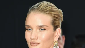  Rosie Huntington-Whiteley wygląda świetnie w mono makijażu 