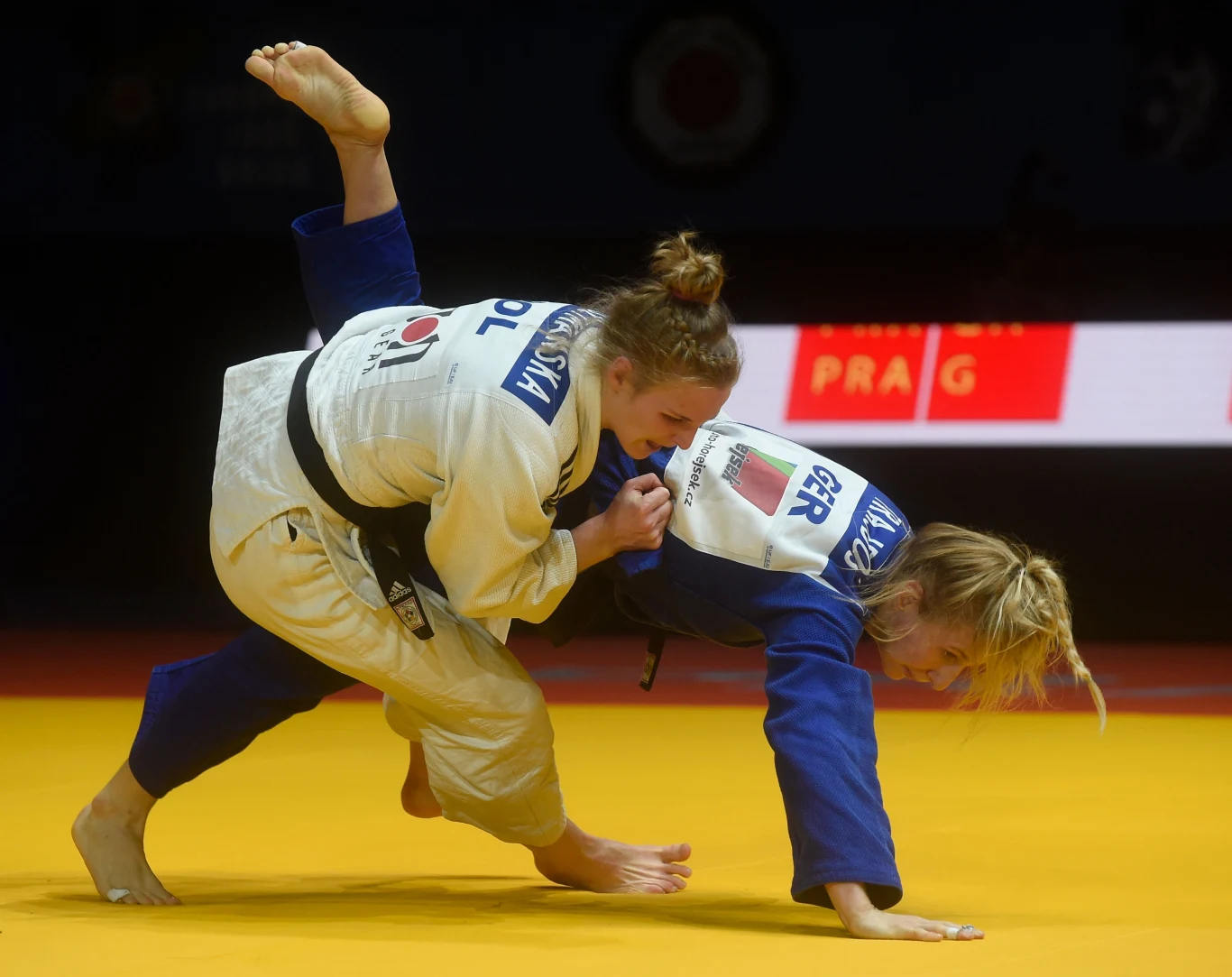 Angelika Szymańska (biały strój)