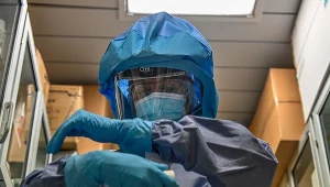 Pielęgniarka w szpitalu covidowym w Rzymie; zdj. ilustracyjne