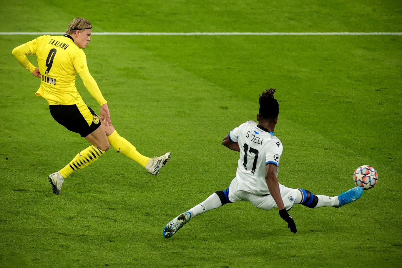 Erling Haaland (z lewej) w akcji Erling Haaland (z lewej) w akcji